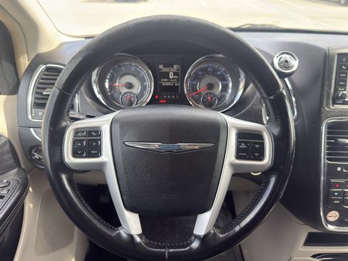 Used 2015 Chrysler Town & Country Touring FWD image 17