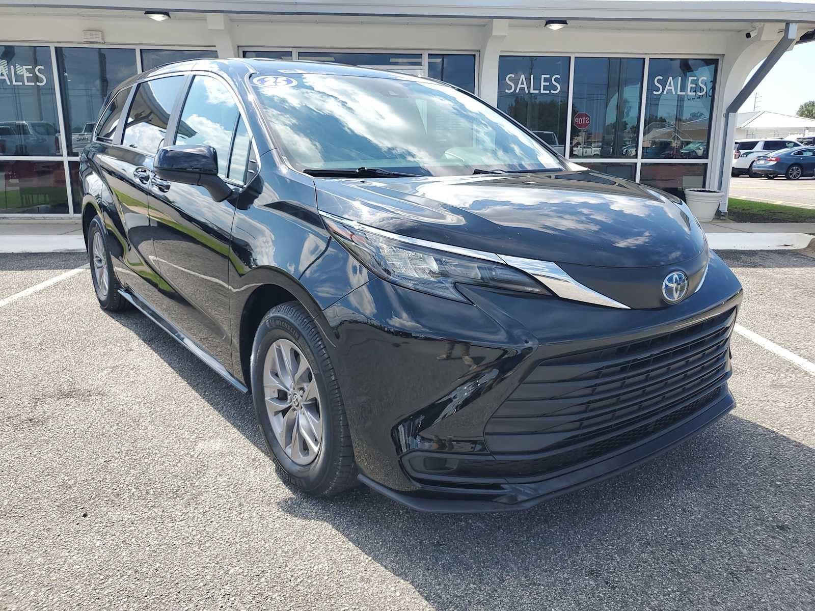 Used 2025 Toyota Sienna LE FWD image 10