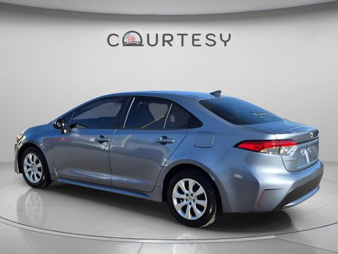 Used 2020 Toyota Corolla LE FWD image 3