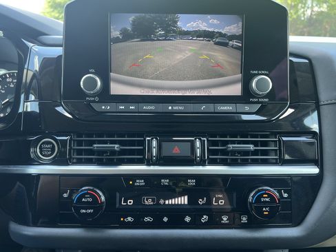 Used 2024 Nissan Pathfinder SV FWD image 5
