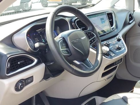 Used 2023 Chrysler Pacifica Touring-L FWD image 10