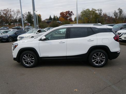 Used 2022 GMC Terrain SLT w/ Infotainment Package II image 4