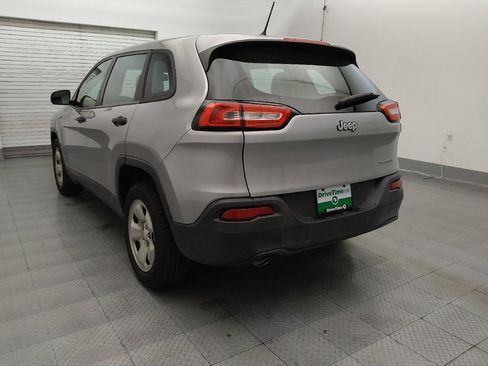 Used 2017 Jeep Cherokee Sport FWD image 5