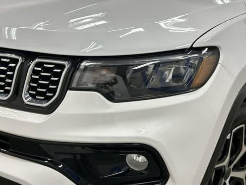 Used 2025 Jeep Compass Limited image 31