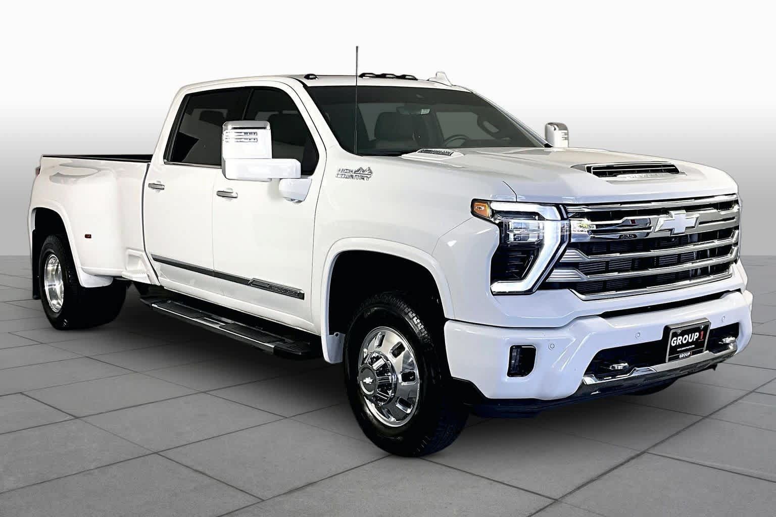 Used 2026 Chevrolet Silverado 3500 High Country w/ High Country Premium Package AWD/4WD image 3