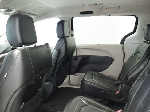 Used 2023 Chrysler Pacifica Touring-L FWD image 19