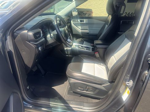 Used 2023 Ford Explorer XLT w/ Equipment Group 202A RWD image 8