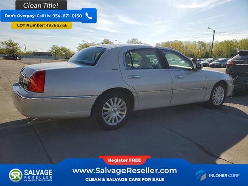 Used 2004 Lincoln Town Car image 4