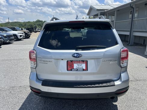 Used 2017 Subaru Forester 2.5i Touring AWD/4WD image 5