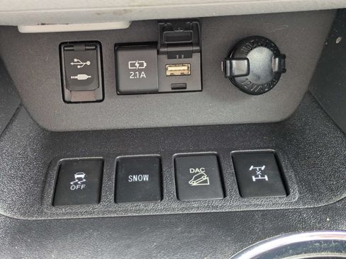 Used 2019 Toyota Highlander LE AWD/4WD image 25
