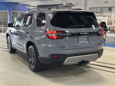 Used 2025 Honda Pilot TrailSport image 7
