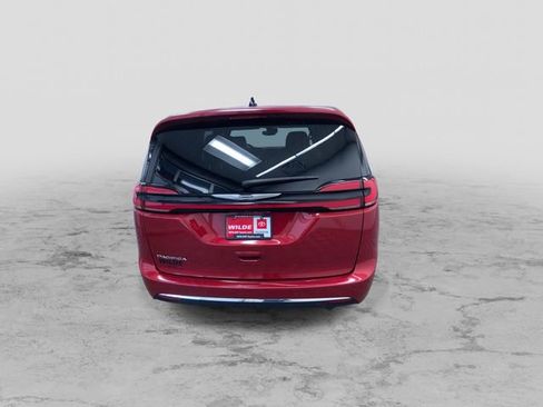 Used 2025 Chrysler Pacifica Select image 9
