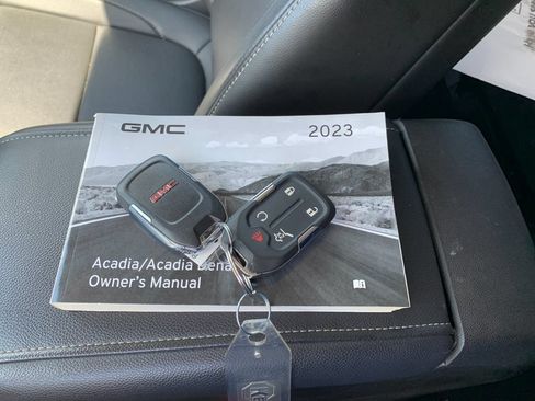 Used 2023 GMC Acadia SLT AWD/4WD image 9