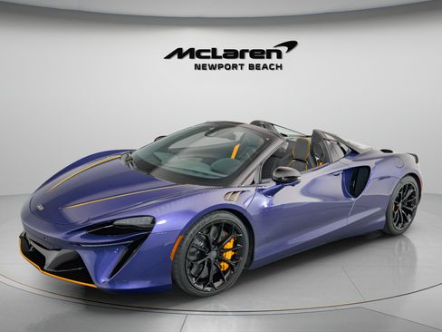 Used 2025 McLaren Artura Spider RWD image 3