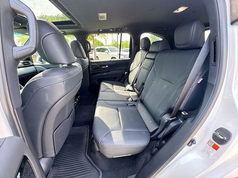 Used 2024 Lexus LX 600 4WD w/ Luxury Package image 31