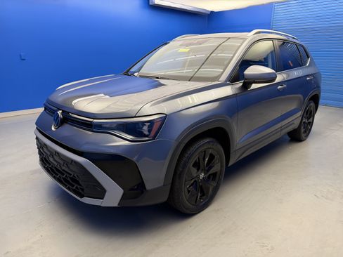 Certified 2025 Volkswagen Taos SE w/ Panoramic Sunroof Package FWD image 4