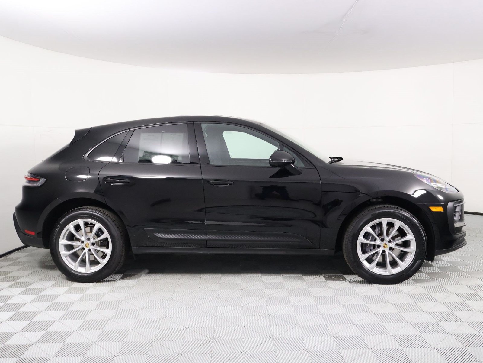 Certified 2026 Porsche Macan AWD/4WD image 8