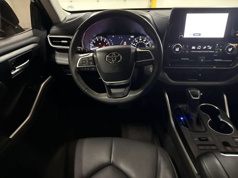 Used 2023 Toyota Highlander XLE AWD/4WD image 11