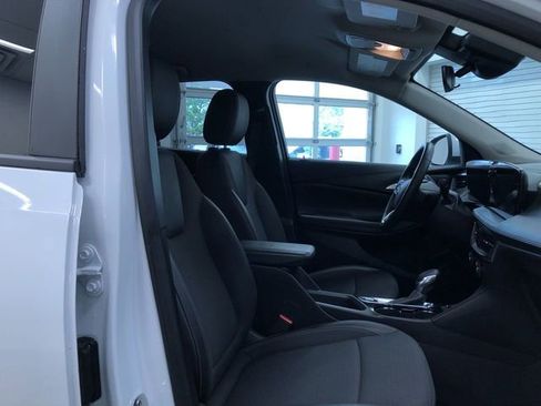 Used 2025 Buick Encore GX Preferred AWD/4WD image 23