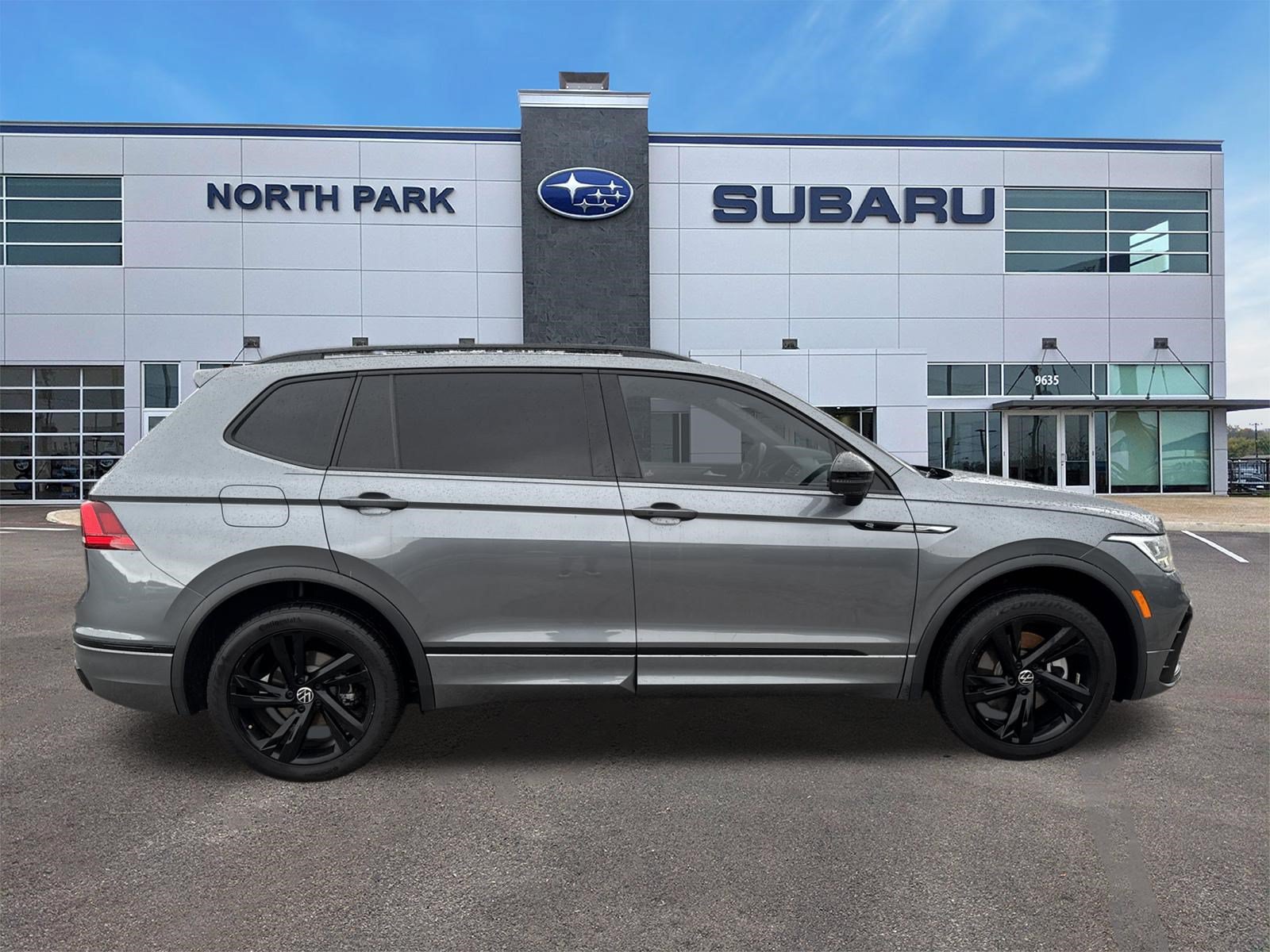 Used 2023 Volkswagen Tiguan SE R-Line FWD image 2