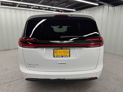New 2026 Chrysler Pacifica Select image 5
