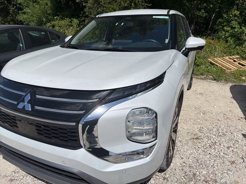 Used 2025 Mitsubishi Outlander SE image 1