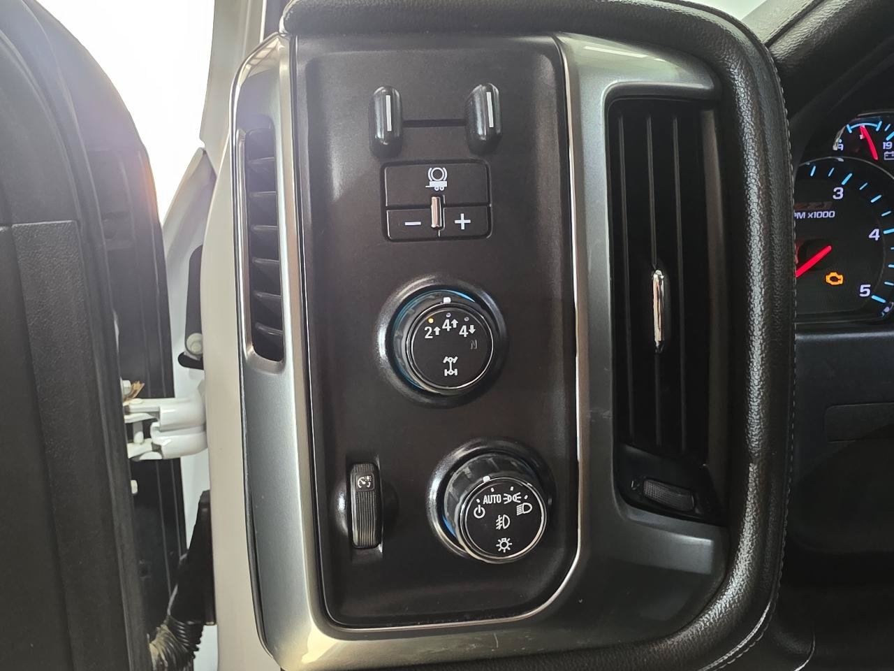Used 2019 Chevrolet Silverado 2500 LTZ w/ Duramax Plus Package AWD/4WD image 15