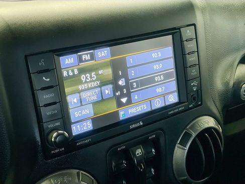 Used 2018 Jeep Wrangler Unlimited Sport S image 9