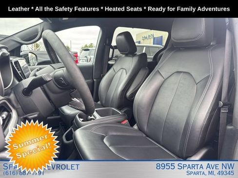 Used 2025 Chrysler Pacifica Select FWD image 10