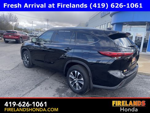 Used 2020 Toyota Highlander XLE image 3