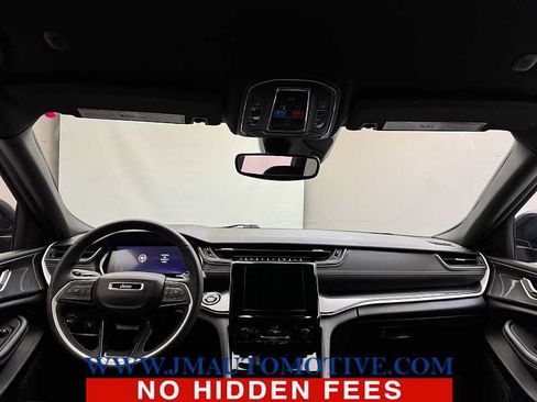 Used 2023 Jeep Grand Cherokee Altitude AWD/4WD image 11