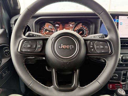 Used 2025 Jeep Gladiator Rubicon AWD/4WD image 16