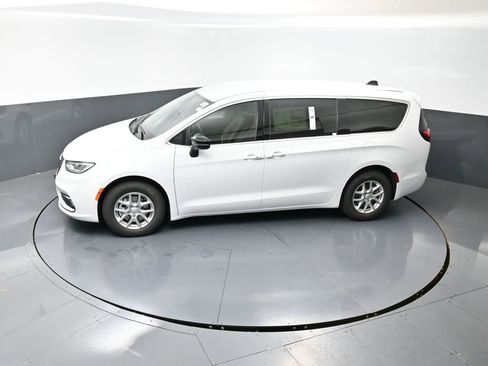 New 2026 Chrysler Pacifica Select image 42