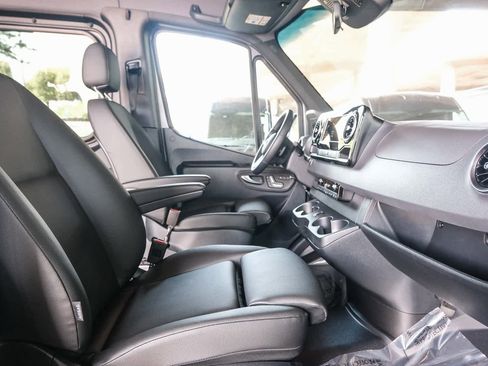 Used 2024 Mercedes-Benz Sprinter 2500 image 17