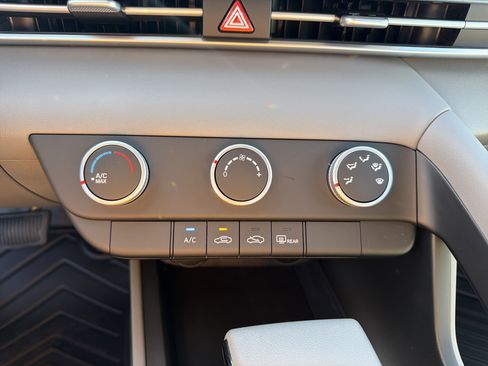 New 2026 Hyundai Elantra SE image 18