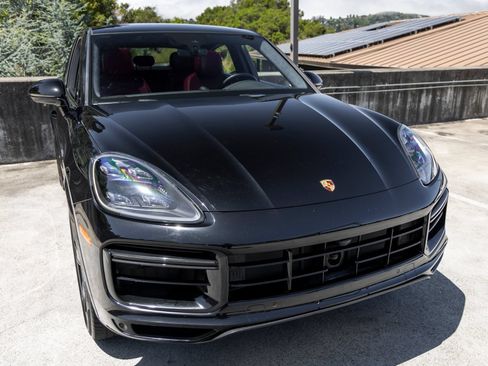 Certified 2022 Porsche Cayenne Turbo S AWD/4WD image 15