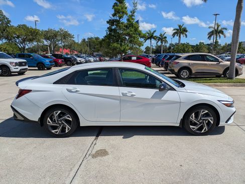 Used 2025 Hyundai Elantra Sport FWD image 3