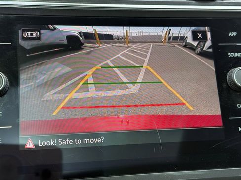 Used 2022 Volkswagen Tiguan SE w/ Panoramic Sunroof Package image 11