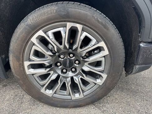 Used 2024 GMC Sierra 1500 Denali Ultimate image 9