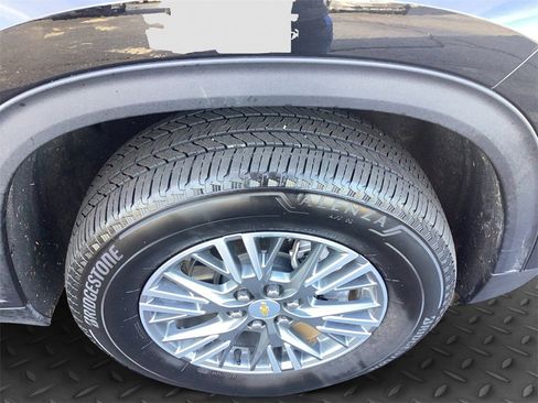 Used 2025 Chevrolet Traverse LT image 36