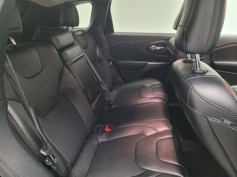 Used 2019 Jeep Cherokee Latitude Plus w/ Comfort/Convenience Group FWD image 19