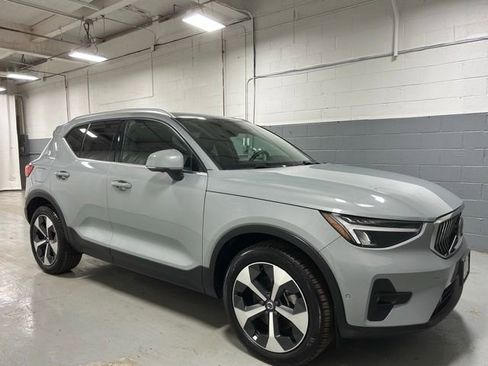 Used 2025 Volvo XC40 B5 Plus AWD/4WD image 4