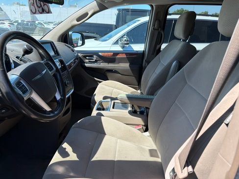 Used 2011 Chrysler Town & Country Touring w/ Driver Convenience Group FWD image 7