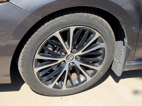 Used 2018 Toyota Camry SE FWD image 2