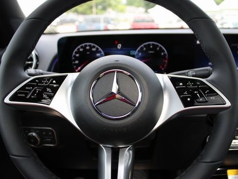 New 2025 Mercedes-Benz GLB 250 4MATIC image 22