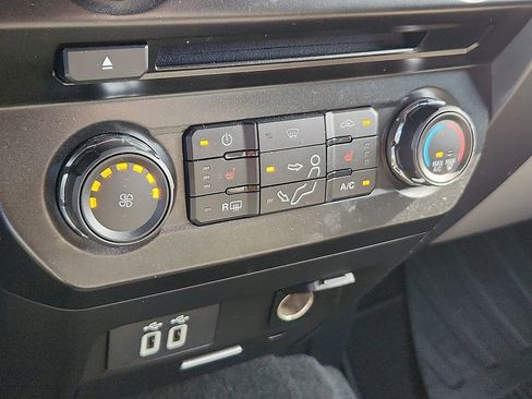 Used 2017 Ford F450 XLT w/ XLT Premium Package image 14