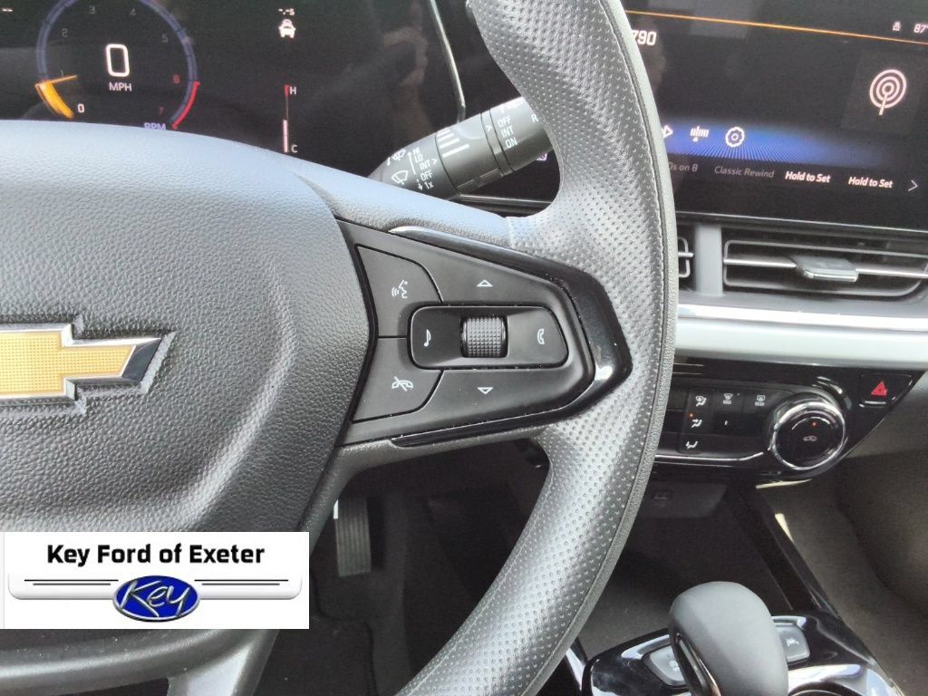 Used 2025 Chevrolet Trax LT FWD image 28