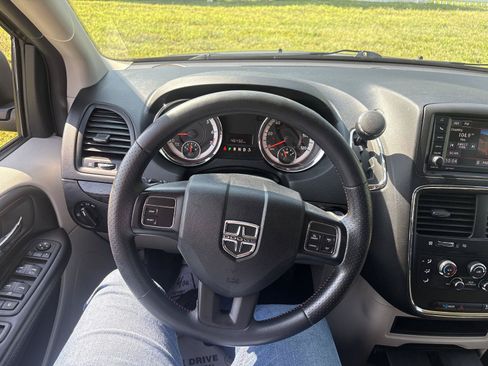 Used 2018 Dodge Grand Caravan SE FWD image 16