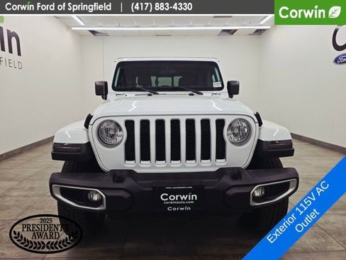 Used 2023 Jeep Gladiator Overland w/ Cold Weather Group AWD/4WD image 8