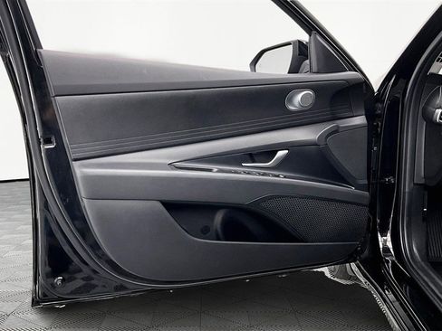 Used 2025 Hyundai Elantra SE image 23